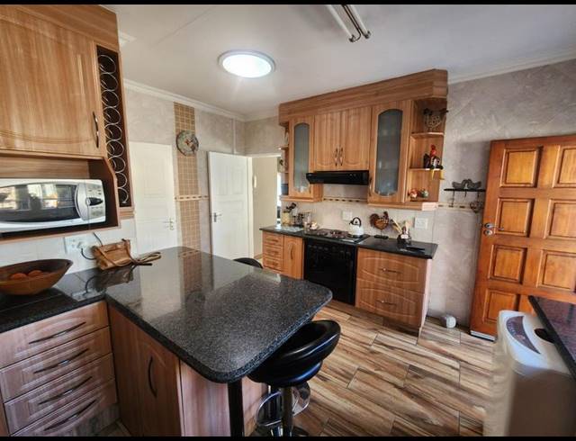 3 BEDROOM HOUSE FOR SALE IN SOUTH CREST